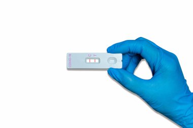 Hızlı Antijen Test kiti (ATK) elle tutulur ve COVID-19 testinde sonuç pozitif çıkar.