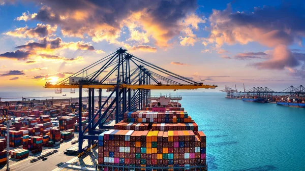 Limandaki kargo gemisi ve kargo konteynırının hava görüntüsü.