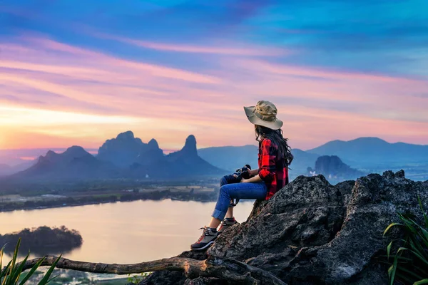 Tourist Sitting Phu Sub Lek View Sunset Lopburi Ταϊλάνδη — Φωτογραφία Αρχείου