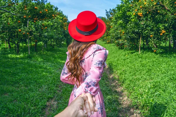 Touristinnen Halten Mann Die Hand Und Führen Ihn Orangefarbenen Garten — Stockfoto