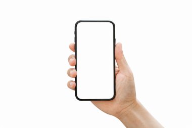 Beyaz arkaplanda boş ekran izole edilmiş akıllı telefonu tutan bir erkek..