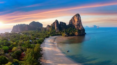 Tayland, Krabi 'de gün doğumunda Railay plajının manzarası.
