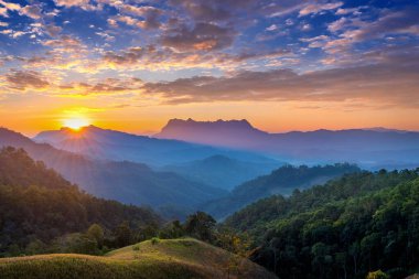 Doi Luang Chiang Dao dağları gün doğumunda Chiang Mai, Tayland 'da.