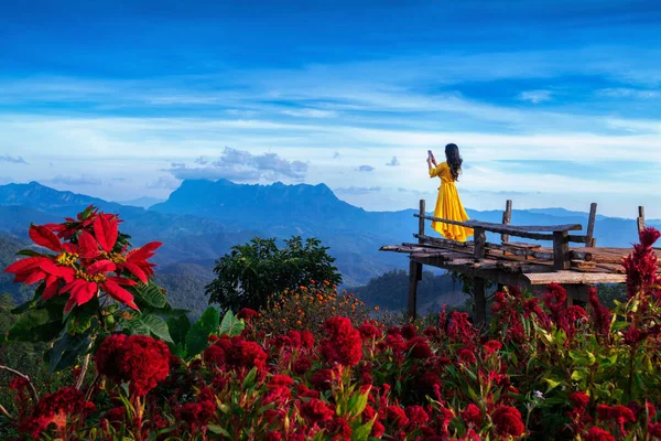 Perempuan Turis Mengambil Foto Dari Gunung Doi Luang Chiang Dao — Stok Foto