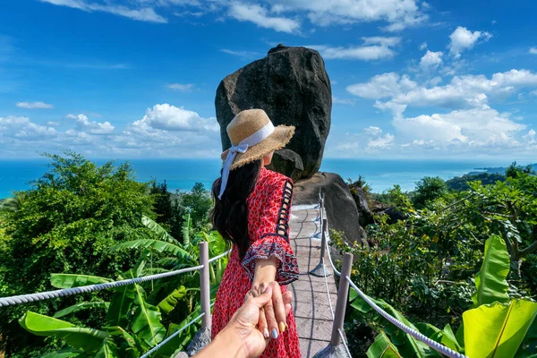 Mujeres Turistas Sosteniendo Mano Del Hombre Llevándolo Superposición Piedra Koh —  Fotos de Stock