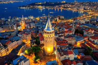 Geceleri Galata Kulesi, Istanbul, Türkiye.