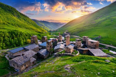Svaneti, Gürcistan 'da gün batımında Ushguli köyü.