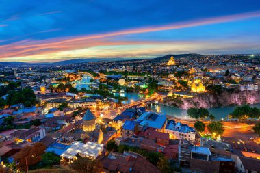 Gürcistan 'daki Narikala kalesinden Tiflis şehrinin panoramik manzarası.