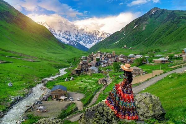 Tourist Enjoy View Ushguli Village Georgia — ストック写真