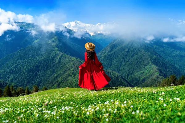 Tourist Enjoy View Green Pasture Flowers Snow Mountain Georgia — Stockfoto