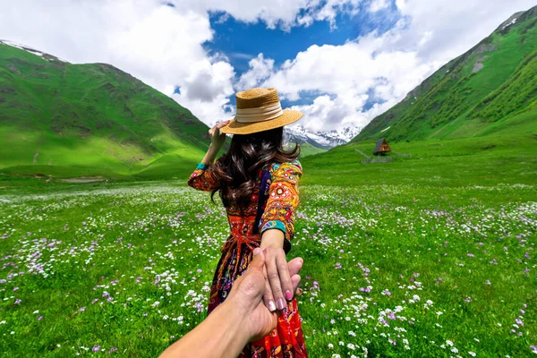 Women Tourists Holding Man Hand Leading Him Green Pasture Highest — Stock Photo, Image