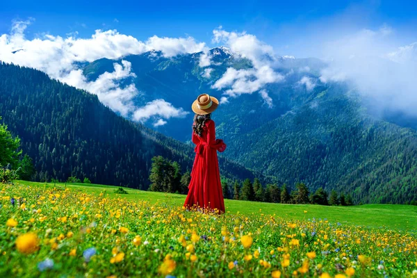 Турист Наслаждается Видом Зеленые Пастбища Цветы Возле Снежной Горы Грузии — стоковое фото