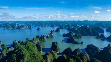 Vietnam 'daki Halong Körfezi' nin havadan görüntüsü.