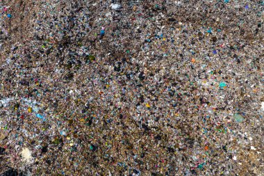 Çöp kamyonları çöpleri çöp sahasına boşaltır. Kirlilik kavramı.