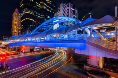 Bangkok, Tayland 'daki Sathorn Yolu' nda uzun süreli trafik ışıkları..