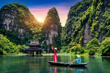 Trang An, Vietnam 'da geleneksel Vietnam kültürü giyen Asyalı kadın..