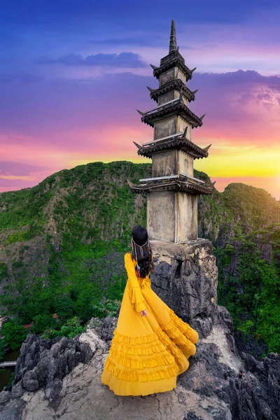 Mulher Turista Pagode Perto Ponto Vista Hang Mua Atração Turística — Fotografia de Stock