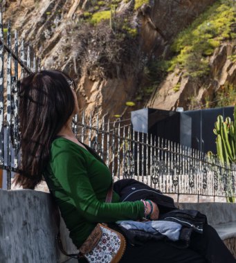 Yeşil tişörtlü, tanınmayan gezgin kadın Acobamba Tarma Peru 'da büyük bir dağa bakıyor..