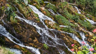 Gruta del Huagapo 'dan çıkan kristal suların yer altı akıntısı güzel bir şelale oluşturarak bitki ve çiçeklerle çevrili bir tünel oluşturuyor.