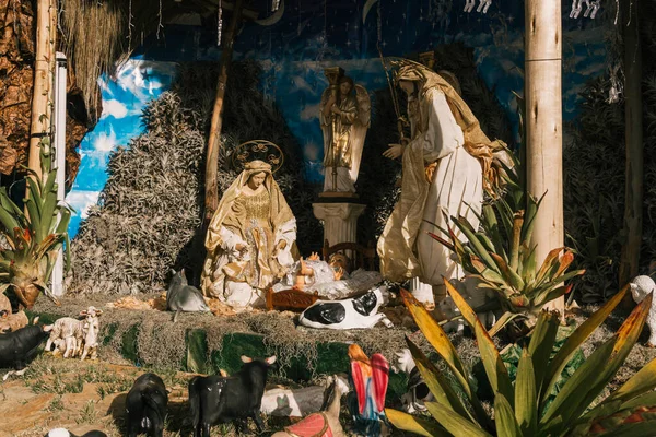 Levensgrote Decoratie Met Standbeelden Van Heilige Familie Van Jezus Omringd — Stockfoto