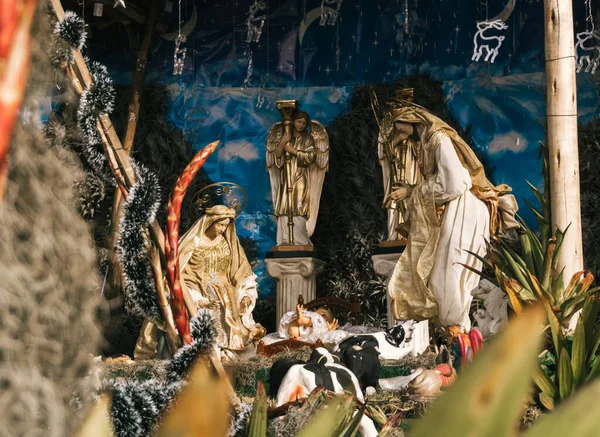 Levensgrote Decoratie Met Standbeelden Van Heilige Familie Van Jezus Omringd — Stockfoto