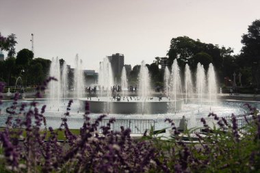 Rezerv Parkı, Lima, Peru 'daki Sihirli Su Parkı' ndaki etkileyici ve güzel çeşmeler