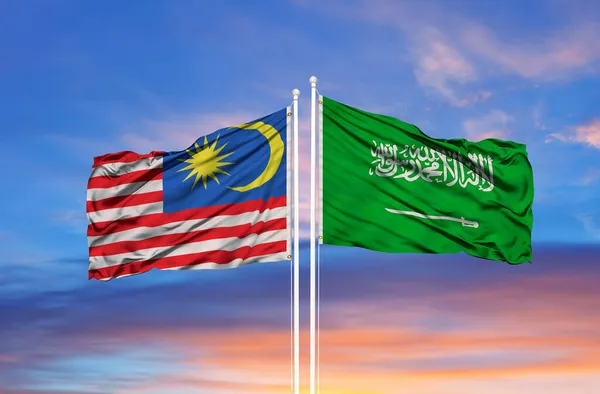 Саудовская Аравия Малайзия Два Флага Флагштоках Голубое Облачное Небо — стоковое фото