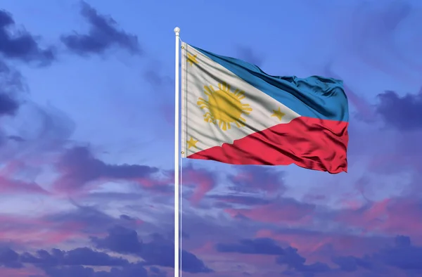菲律宾国旗上的旗杆上蓝天 — 图库照片