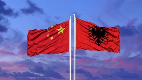 Čína Albánie Dvě Vlajky Vlajkových Stožárech Modrá Oblačná Obloha — Stock fotografie