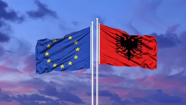 Európai Unió Albánia Két Zászlót Tűzött Zászlórúdra Kék Felhős Égboltra — Stock Fotó