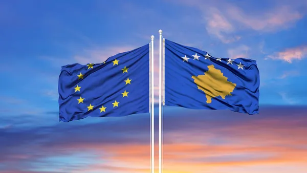Európai Unió Koszovó Két Zászlót Tűzött Zászlórúdra Kék Felhős Égboltra — Stock Fotó