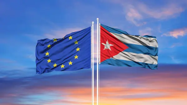 Európai Unió Panama Két Zászlót Tűzött Zászlórúdra Kék Felhős Égboltra — Stock Fotó