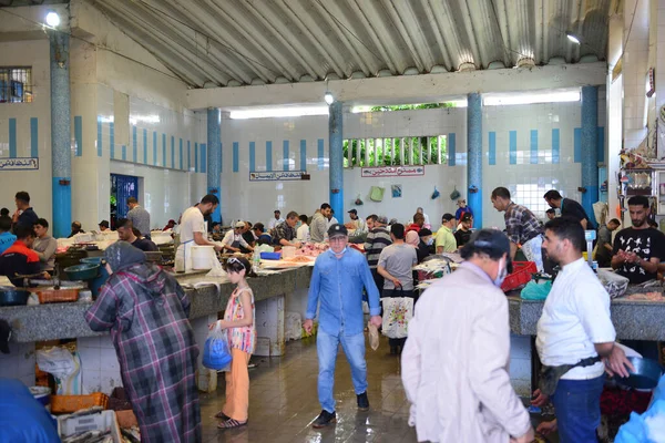 Tánger Marruecos Julio 2021 Mujeres Bereberes Comprando Pescado Mercado Central —  Fotos de Stock