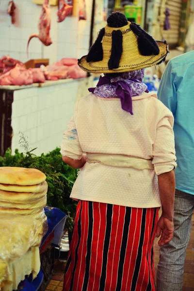 タンジェ モロッコ 写真では 彼女は典型的なモロッコの衣装を身に着けているタンジェの古いメディアで彼らの製品を販売するために日曜日に畑にやって来る農民を参照してください — ストック写真