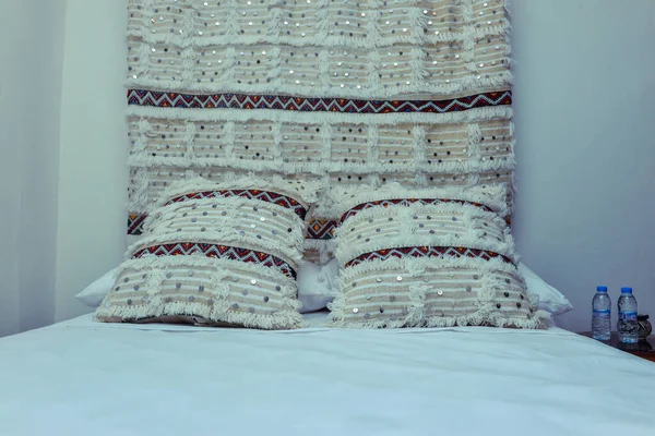 Belos Travesseiros Feitos Por Mãos Cama Estilo Marroquino Balinês Cores — Fotografia de Stock