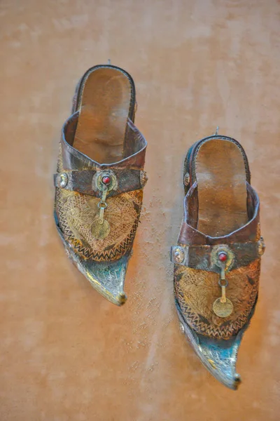 Velhos Sapatos Marroquinos Tradicionais Decorados Com Cobre Pendurado Parede Como — Fotografia de Stock