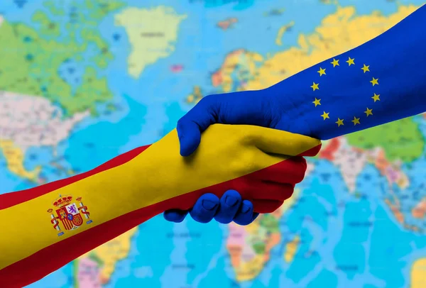 Kézfogás Spanyolország Európai Unió Zászlók Festett Kézen Háttér Világtérkép — Stock Fotó