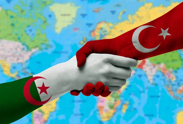 Handshake Entre Turquia Argélia Bandeiras Pintadas Mãos Com Fundo Mapa — Fotografia de Stock