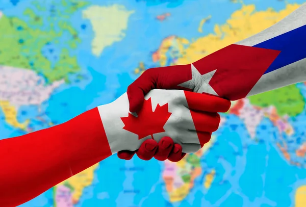 Kézfogás Között Kuba Kanada Zászlók Festett Kézen Háttér Világtérkép — Stock Fotó
