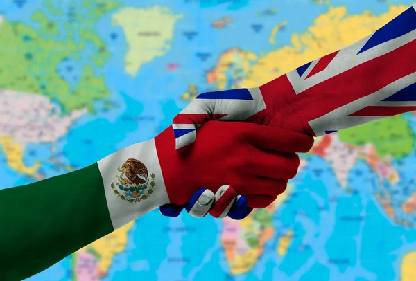 Kézfogás Mexikó Egyesült Királyság Zászlók Festett Kézen Háttér Világtérkép — Stock Fotó