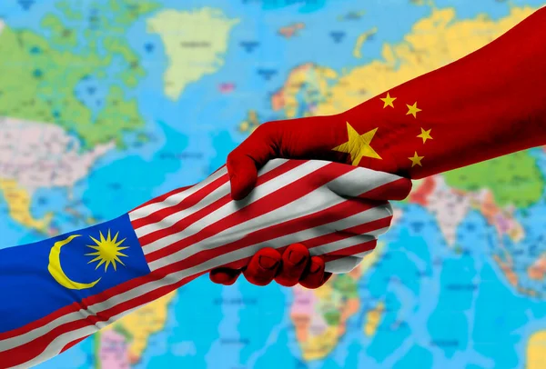 Χειραψία Μεταξύ Της Κίνας Και Της Μαλαισίας Σημαίες Ζωγραφισμένα Στα — Φωτογραφία Αρχείου