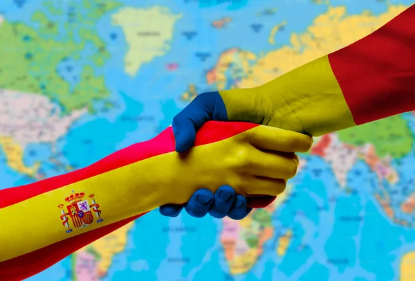 Handshake Entre Espanha Romênia Bandeiras Pintadas Mãos Com Fundo Mapa — Fotografia de Stock