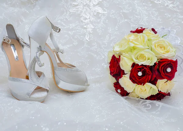 Svatební Boty Jemná Svatební Kytice Svatební Květiny — Stock fotografie