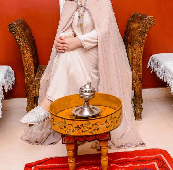 モロッコ人女性が伝統的なモロッコ風のバスローブを着ています — ストック写真