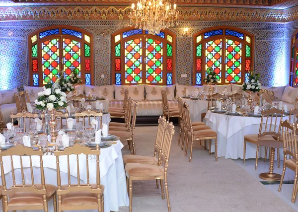 婚礼宴会厅的近照 布置好的白色圆桌 — 图库照片