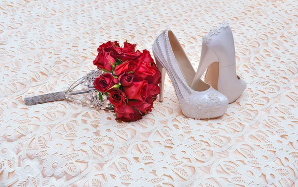 Svatební Kytice Nevěsty Červenými Růžemi Boty — Stock fotografie