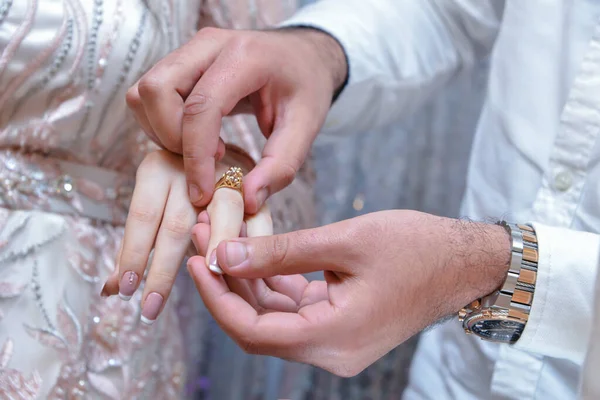Жених Носит Кольцо Пальце Невесты Время Свадебной Церемонии — стоковое фото