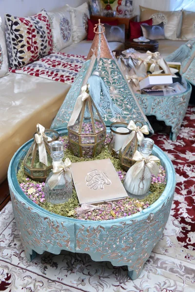 Dfou3 モロッコ モロッコ人が父から祖父に受け継がれ 長年にわたって革新を続けてきた習慣であり 新郎が花嫁に与えるすべての贈り物であるため 防御はまだ結婚式で最も重要なことです モロッコの花嫁Gi — ストック写真