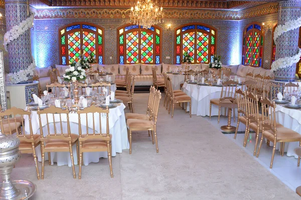 Moroccan Wedding Hall Tables Chairs Golden Moroccan Wall Zellige — Stockfoto