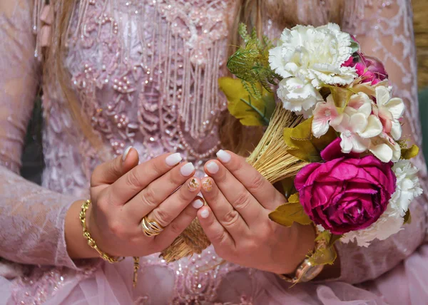 Arab Bride Holding Wedding Bouquet Asking God Bless Her Wedding — Fotografia de Stock